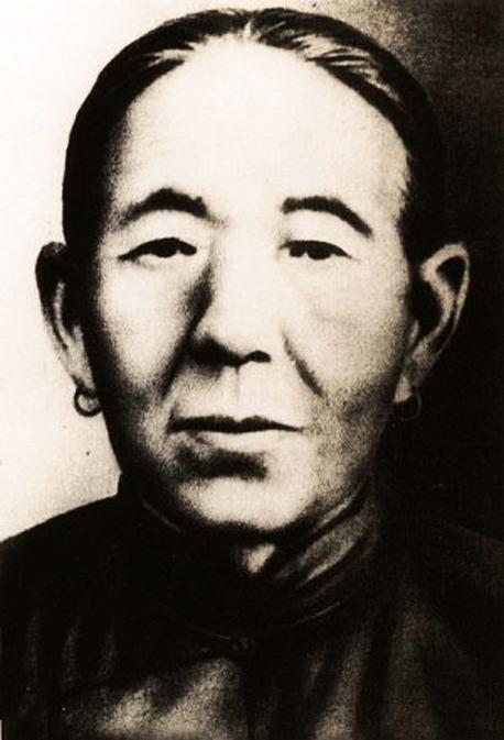 父亲是司令员,他是少将,祖母是女英雄,母亲会双枪