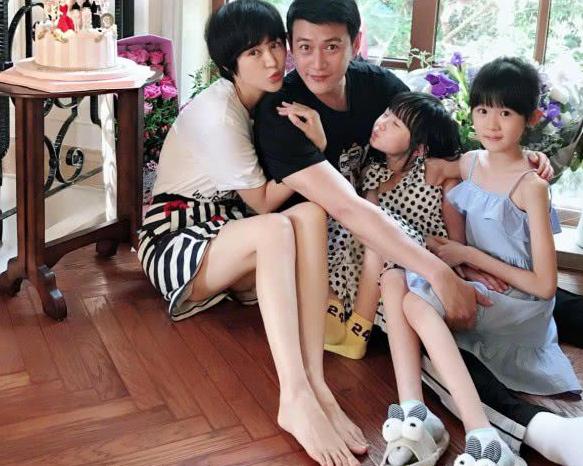 陆毅一家四口拍大片，13岁贝儿越来越美，母女逆天长腿超吸睛