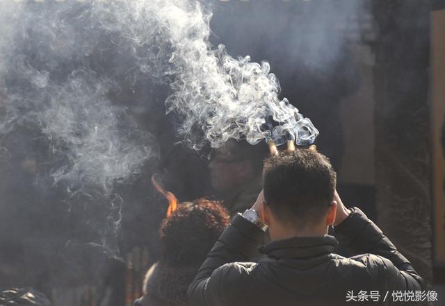 实拍：清明假期寺院上香礼佛10张图