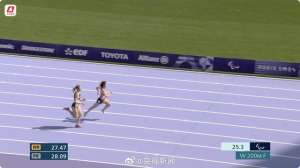 相拥(感动全场中国残奥运动员夺冠后与亚军紧紧相拥)