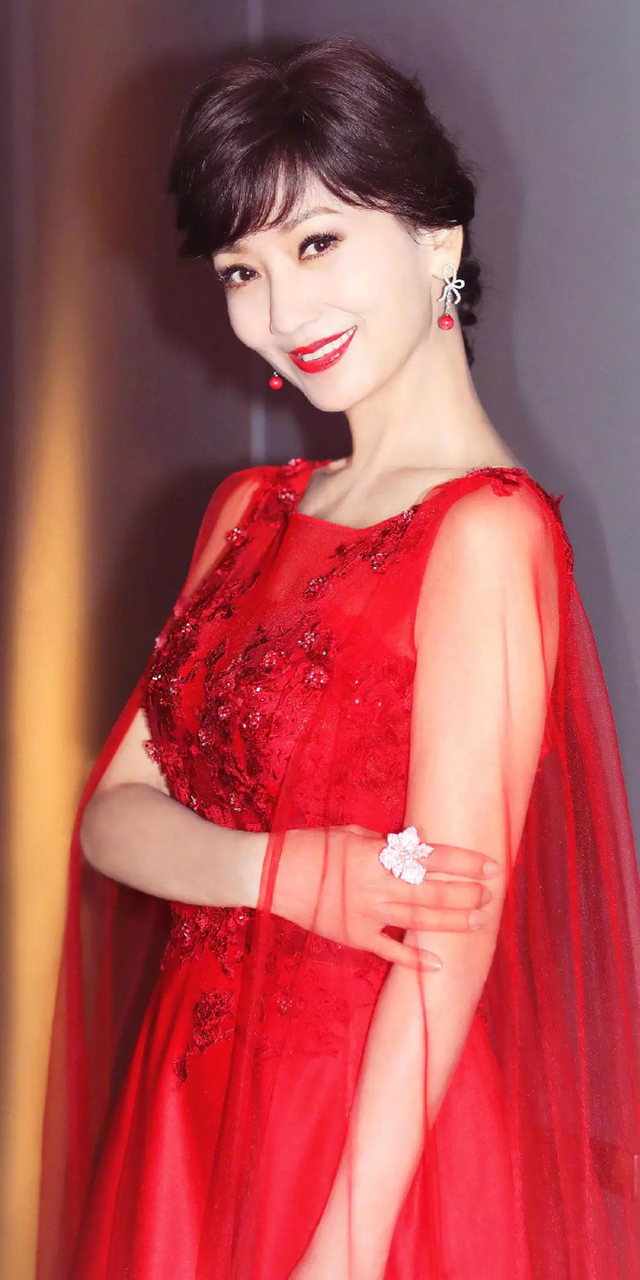 红极一时赵雅芝:带着两个儿子再婚,将丈夫当男朋友让我一生幸福