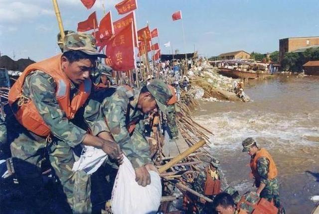 00年,岳阳书记离任时,却猛然发现自己连市委大门都走不出,为何