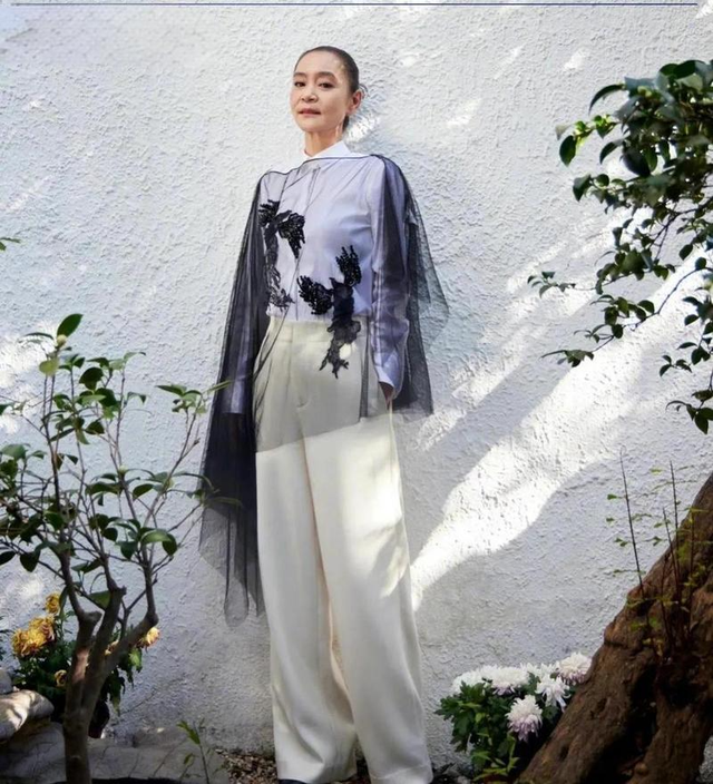 看了66岁刘雪华的穿搭,才明白:穿衣“不扮嫩”从容老去才更美