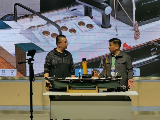 这场科学晚会上,老师轮番登台上演精彩“物理秀”