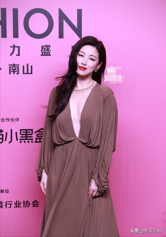 深圳这一夜,赵露思、林允的胸,虞书欣的臀,都败给了朱珠的深V