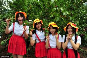 樱桃小丸子真人版(真人版樱桃小丸子太萌了，果园里边摘边吃完全停不下来)