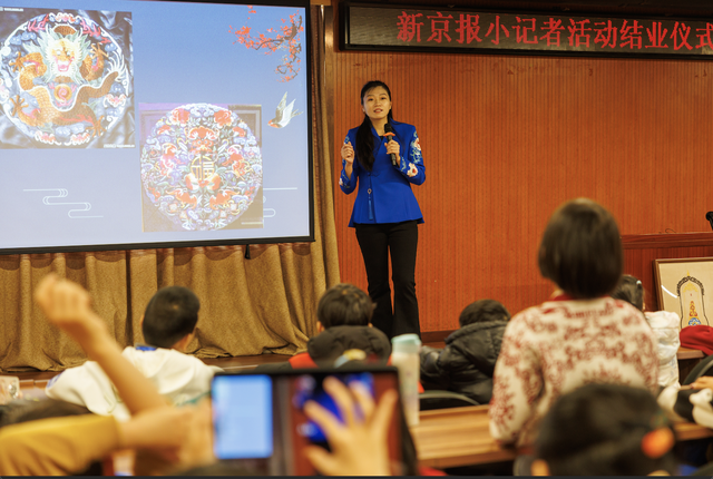京绣非遗传承人走进新京报,一针一线向小记者展示宫廷刺绣魅力