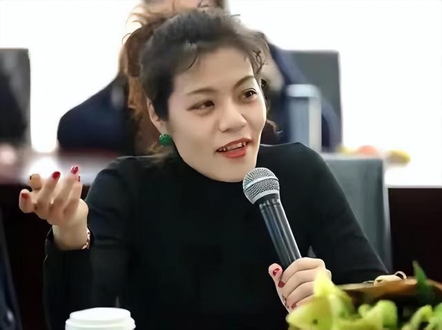 复旦美女教授陈果,从受人敬仰到跌落神坛,两字之错能被原谅吗?