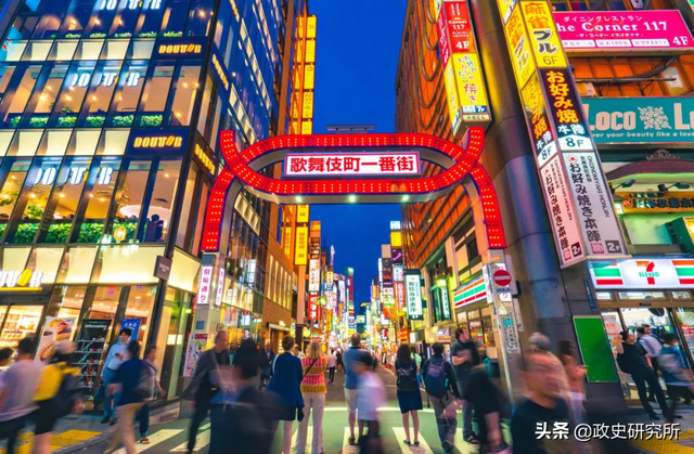 每年创收700亿美元,AV电影风靡全球,日本色情业为何如此发达?