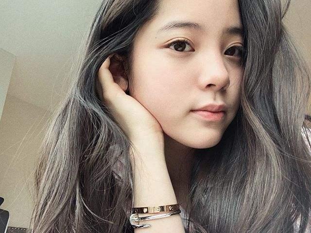 欧阳娜娜拉琴时肩带滑落险走光,她的反应亮了