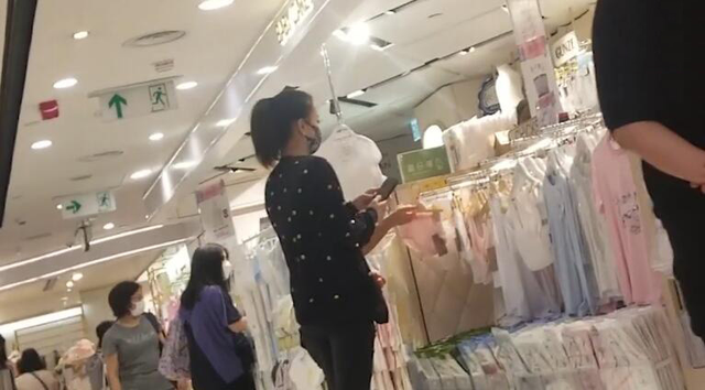 霍汶希11岁女儿罕见曝光,看到镜头即刻躲助手身后,生父至今是谜