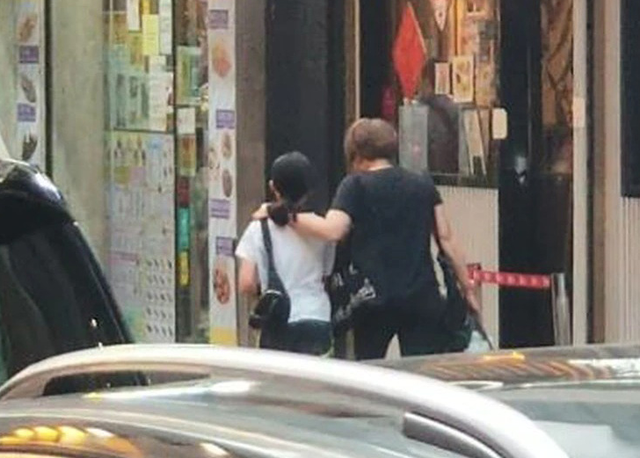 霍汶希11岁女儿罕见曝光,看到镜头即刻躲助手身后,生父至今是谜