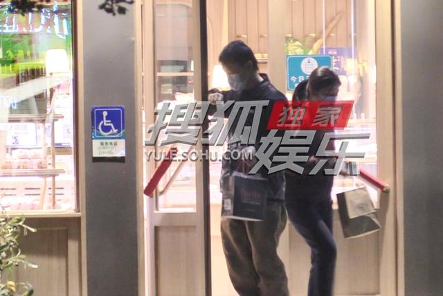 廖凡和妻子霍昕买面包 头发油腻装扮轻松