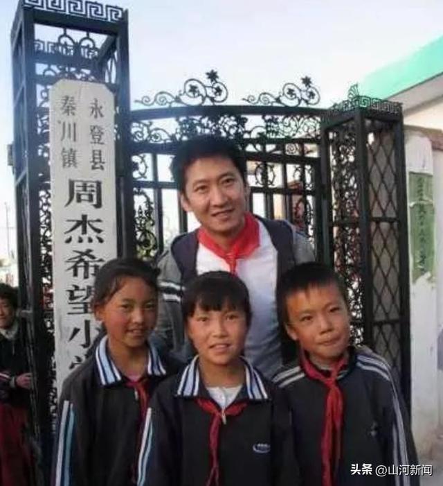 54岁周杰近况:父母双亡太心酸,无戏可拍,跑到乡下种高端大米