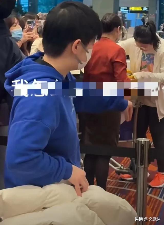 国乒凯旋回京:王楚钦大包小包,莎莎佳佳被围拍,曼昱陈幸同聊天
