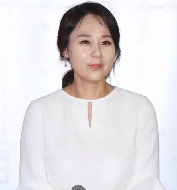 揭秘韩国演艺圈悲惨事件!8名女星因潜规则自杀,现又多了崔雪莉