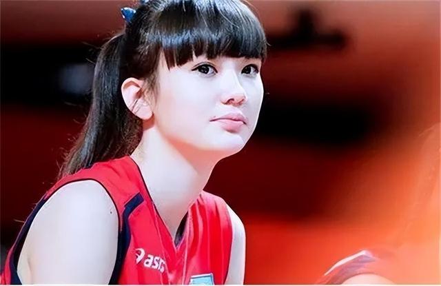 排球女神萨宾娜现状：离开日本，微整后更有韵味，当模特成白富美