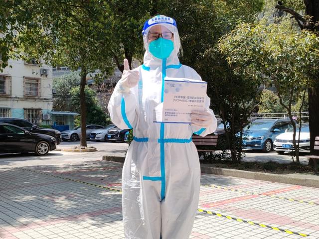 柔肩担重任,绿化市容女志愿者展现巾帼力量→