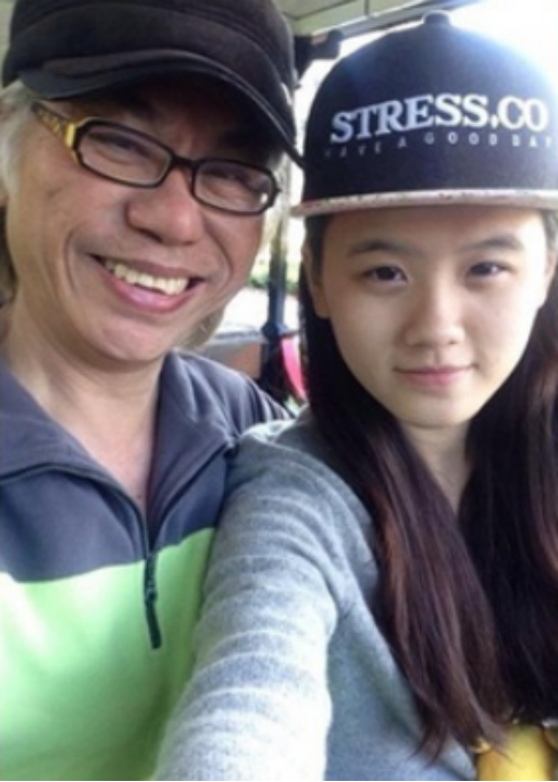 9年过去,因“爷孙恋”走红的林靖恩,已失去纯真笑容,一脸疲惫