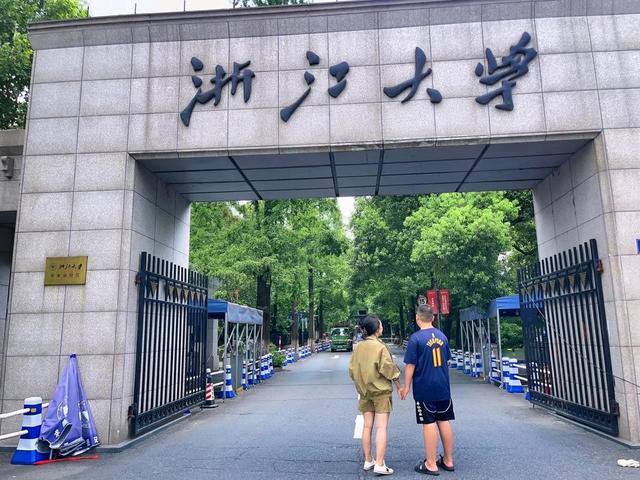 17岁中专生姜萍出圈,没人注意第345名的何金银,传闻是个外卖员