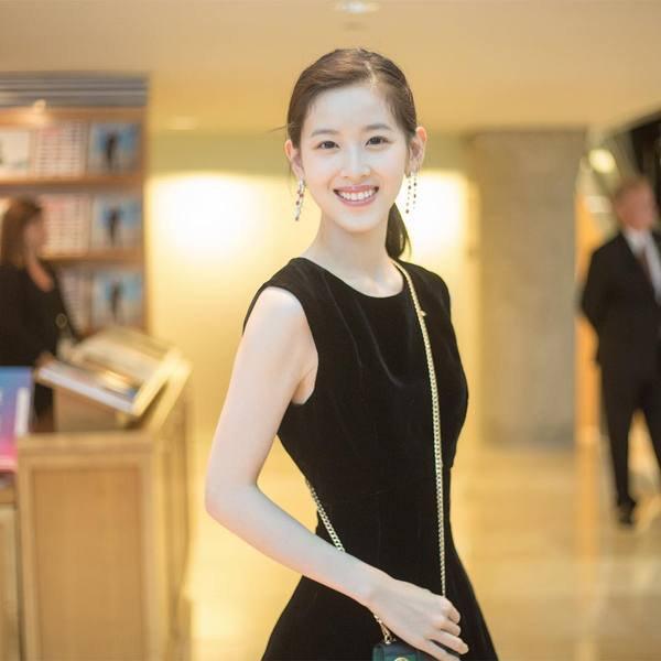 她被称为高阶版奶茶妹妹,出演日本灭门乱伦大戏心机女,被吐槽职业假笑