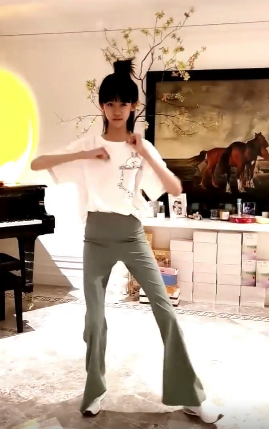 陆毅14岁大女儿获赞最美星二代,才艺令人惊艳,四口人共用一张脸