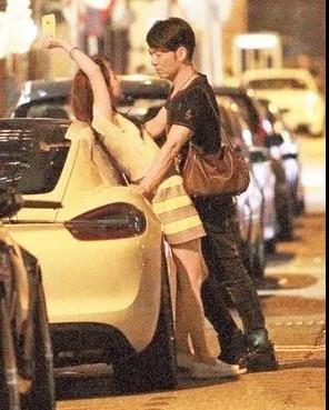 恋上51岁已婚大叔,32岁的香港女星当街失态,为爱着了魔?