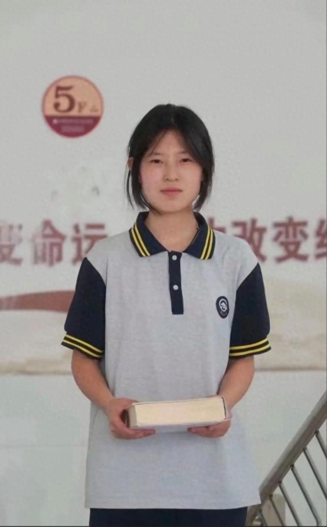 17岁中专生姜萍出圈,没人注意第345名的何金银,传闻是个外卖员