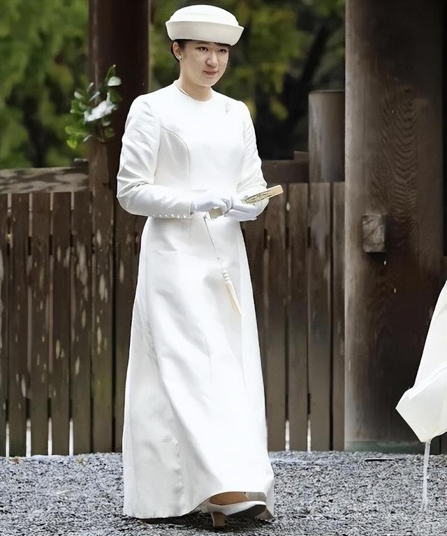 日本皇室姐妹花:佳子公主漂亮30岁未嫁,爱子公主无缘皇位反被困