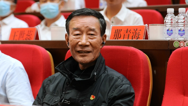 杨善洲的扮演者李雪健老师和党代表一同观看电影《杨善洲》