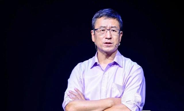事实证明,“跌落神坛”的白岩松,已经走上了另一条大道