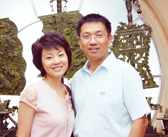 刘莉莉:30多岁相亲嫁圈外人,为家庭放弃事业,如今女儿成她骄傲
