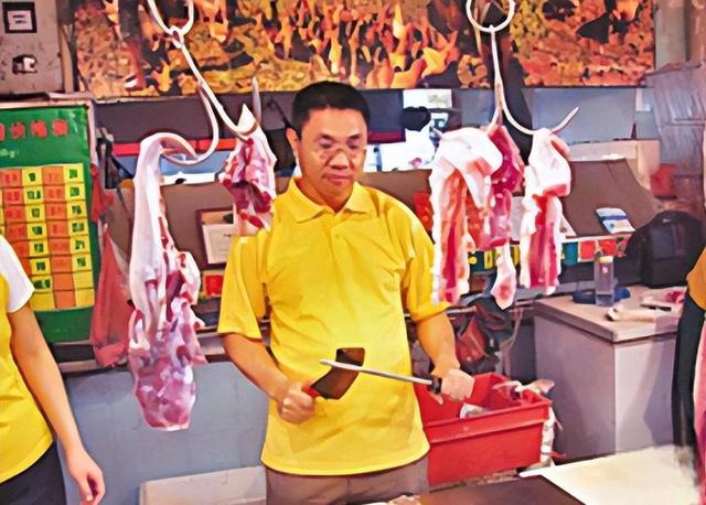 北大“屠夫”:卖猪身价百亿,送乡亲200多套别墅,却说不敢回家
