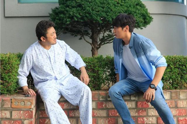 奇幻喜剧电影片《奇妙幽灵》由马东锡、金英光和李瑜瑛担任主演