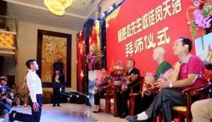 闵天浩(巴蜀笑星—闵天浩，拜师师胜杰学相声，是否背叛李伯清？)