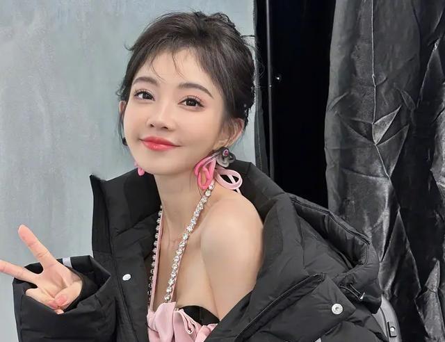 冯提莫尺度越来越大,直播洗头又走光?网友:怎么养的变化这么大
