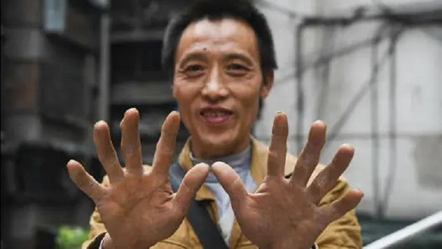 山城棒棒军冉光辉,十年前父子合照爆红网络,如今买房遭质疑?