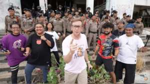 网红毛片(烂尾楼里遛警察，公交车上拍黄片在泰作死中美网红谁更胜一筹？)