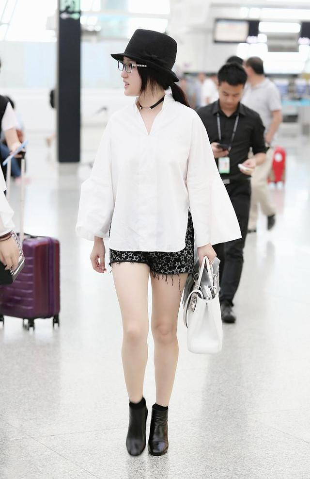 杨钰莹对自己真自信,身高158也敢挑战五分裤,意外凹出大长腿