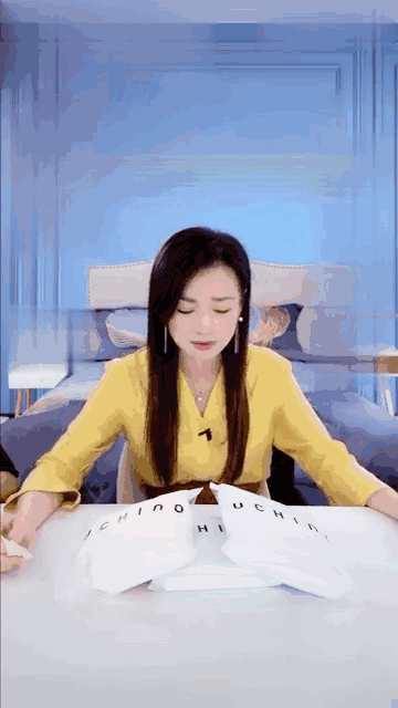 娱圈底层演员现状,陪母街头卖菜,结不起婚,租不起房,治不起病