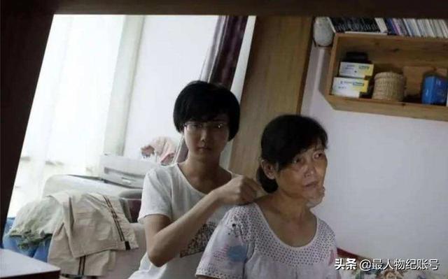 17年前,背母上大学的刘霆,后来变性成为女人,如今怎么样了?