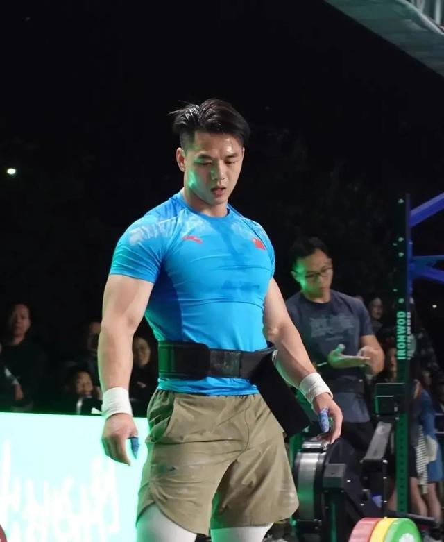 住院的肌肉男火了!这胸肌太好看了!