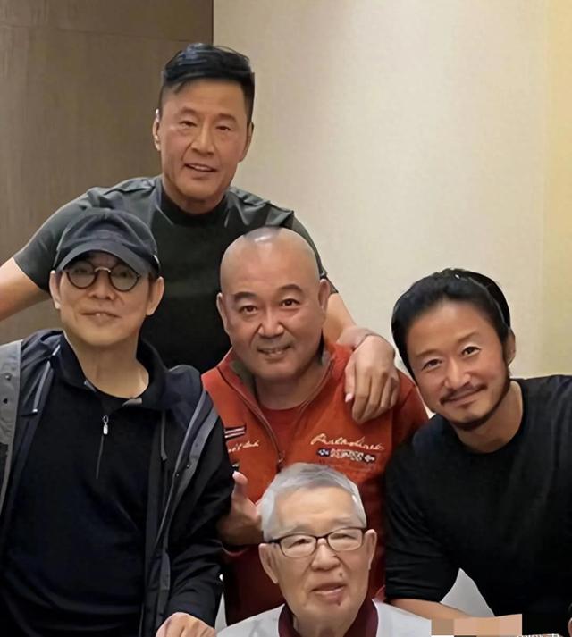 吴京春节拜访朋友,与李连杰等武术界大咖重逢,师父吴斌坐C位