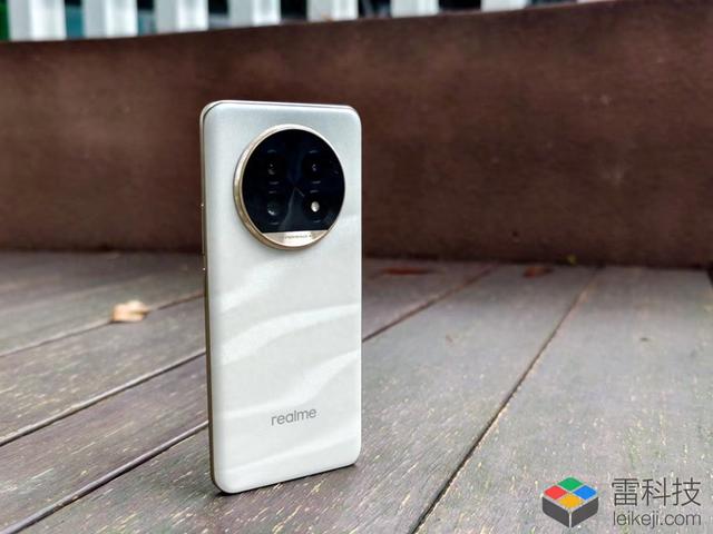 真我13Pro+首发上手:游戏体验一般,但影像着实超出预期