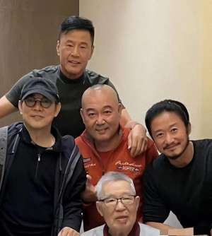 吴斌师傅(吴京春节拜访朋友，与李连杰等武术界大咖重逢，师父吴斌坐C位)