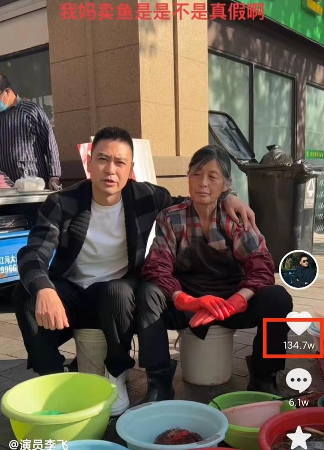 娱圈底层演员现状,陪母街头卖菜,结不起婚,租不起房,治不起病