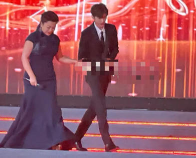 52岁张也与蔡徐坤合作,曾上过25次春晚,现录制央视新年节目