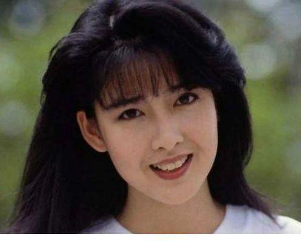 周慧敏50多岁依然貌美如少女,为了冻龄一辈子没有生孩子