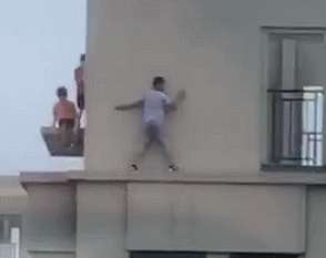 倒霉熊(34楼“趴墙走”众人捏把汗 网友：欢迎收看“倒霉熊”暑假系列)