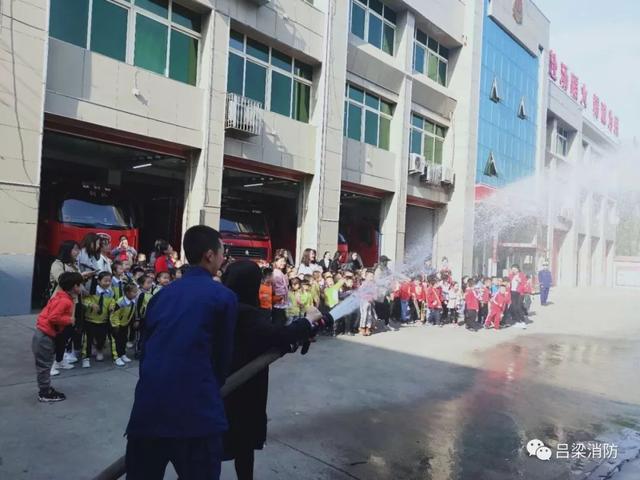 “零距离”体验消防—春天花花幼儿园参观孝义消防中队